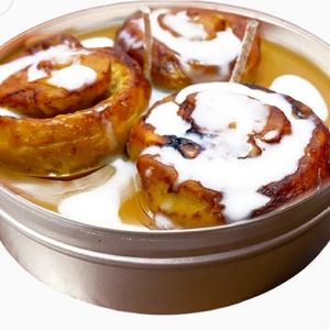Cinnamon buns candle